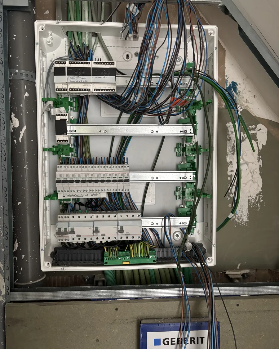 Zekeringkast tijdens de bekabeling
