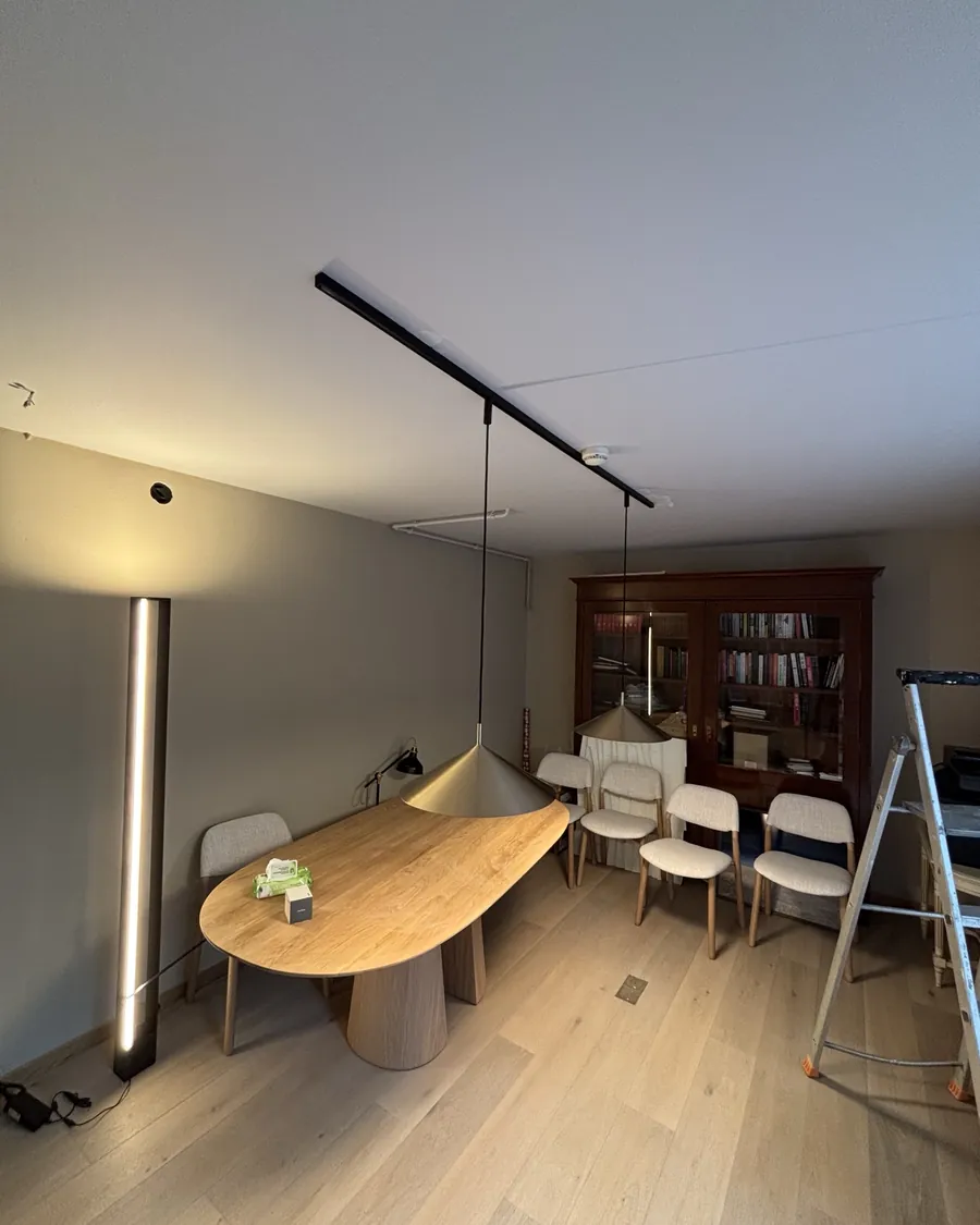 Rails en hanglampen — eetkamer